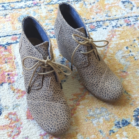 Toms Desert Chic Cheetah Printed Suede Lace Up Wedge Ankle Booties Tan Black 10 - Picture 1 of 16